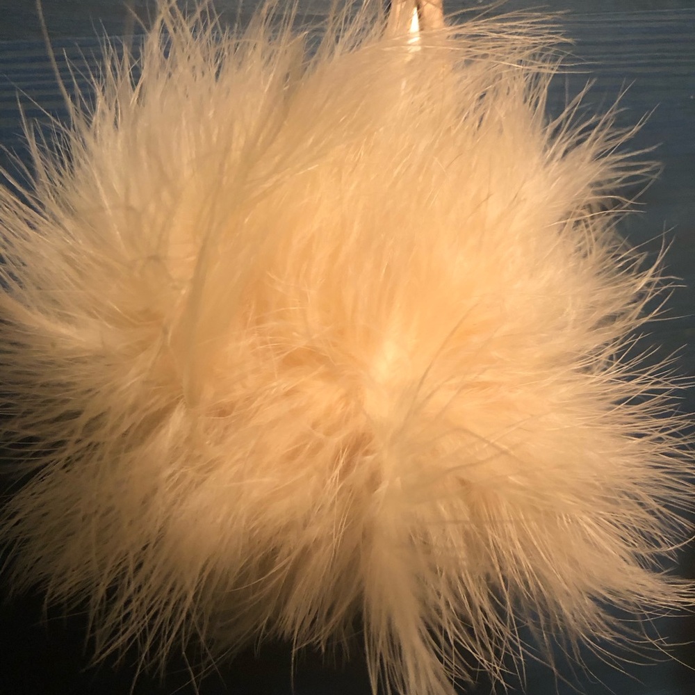 Elegant Cream Feather Hair Bárrete